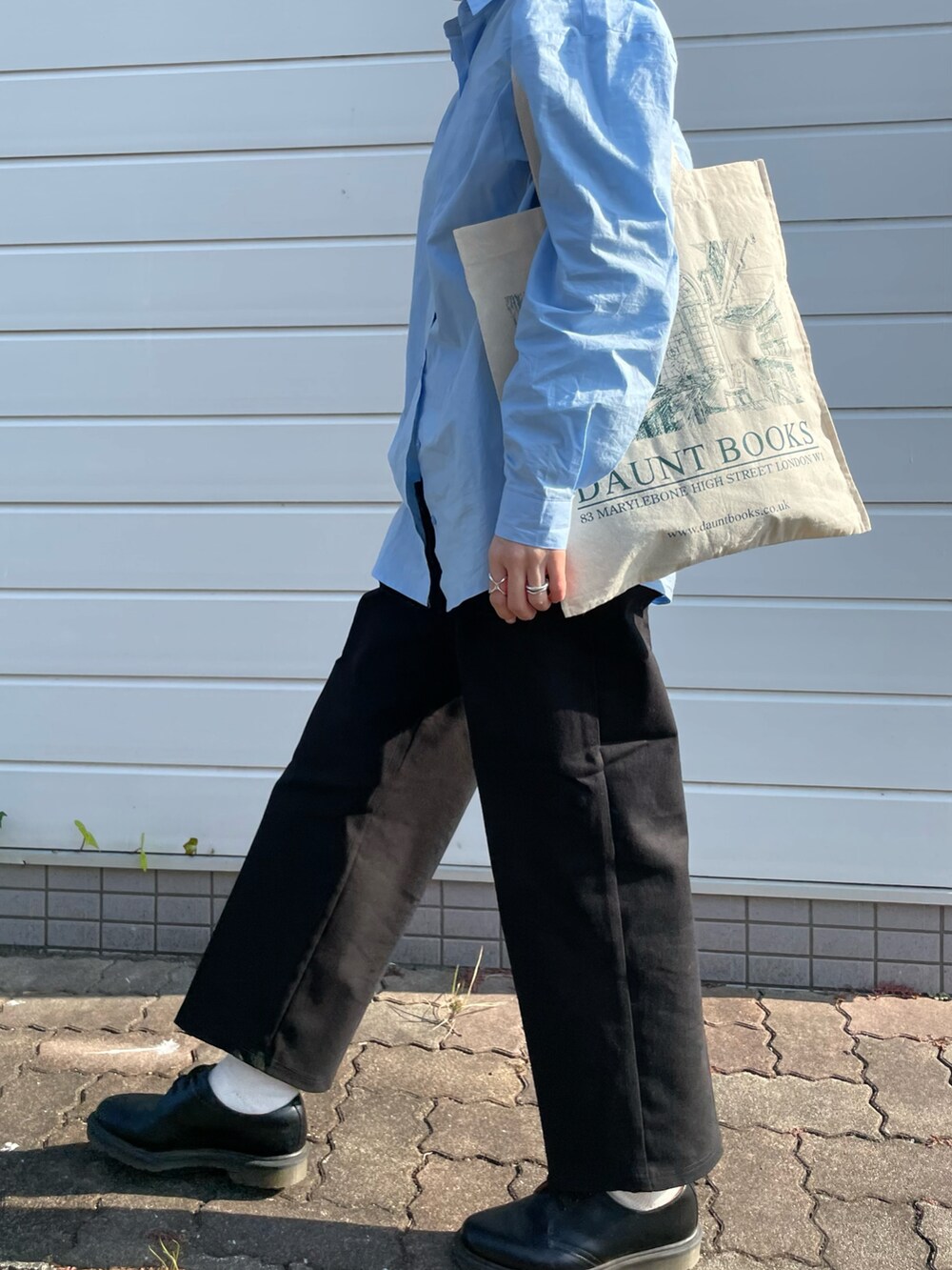 ホワイト系のシャツ/ブラウス、ブラック系のパンツ、ブラック系のドレスシューズを着用したレディースの冬コーディネートの3枚目の写真