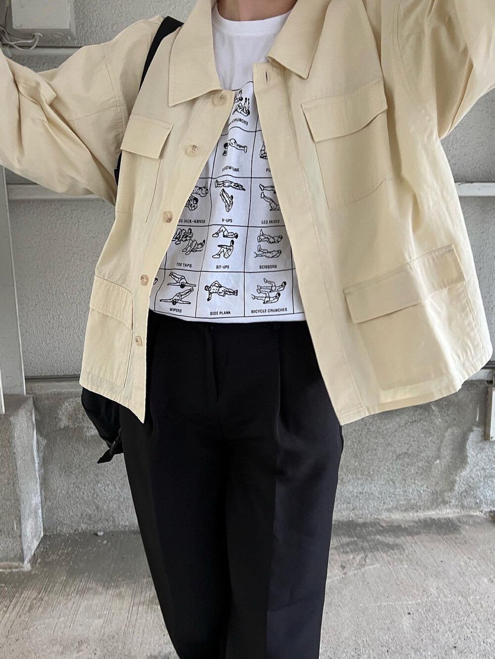 ホワイト系のその他アウター、ブラック系のサンダルを着用したレディースの夏コーディネートの3枚目の写真