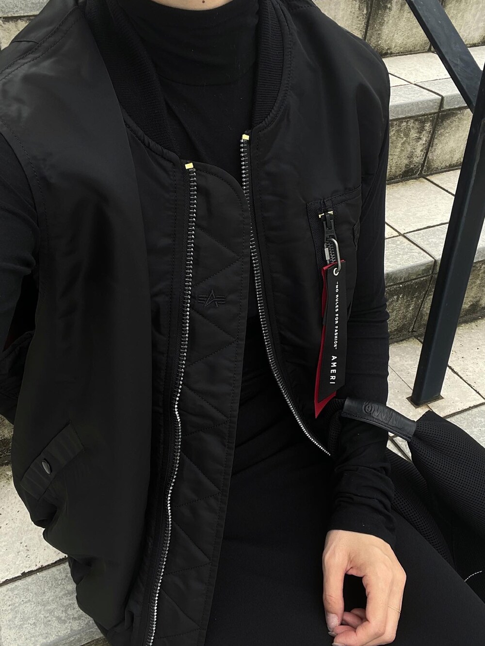 ブラック系のTシャツ/カットソー、ブラック系のスカート、ブラック系のトートバッグを着用したレディースの秋コーディネートの2枚目の写真