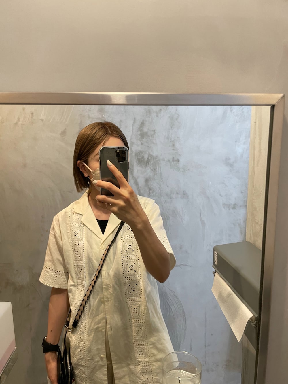 「休日コーデ、夏コーデ、パンツスタイル、ラフ、ワントーンコーデ、モノトーンコーデ、グルカサンダル」|「MOUSSYのOVERSIZED CUBA シャツ(シャツ/ブラウス、ホワイト系)」を使った、cota_raさん(レディース・169cm)の夏コーディネートの3枚目の写真