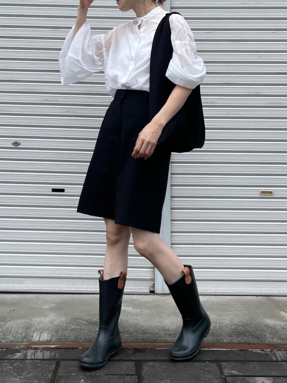 ホワイト系のシャツ/ブラウス、ブラック系のその他パンツ、ブラック系のバッグを着用したレディースの夏コーディネートの4枚目の写真