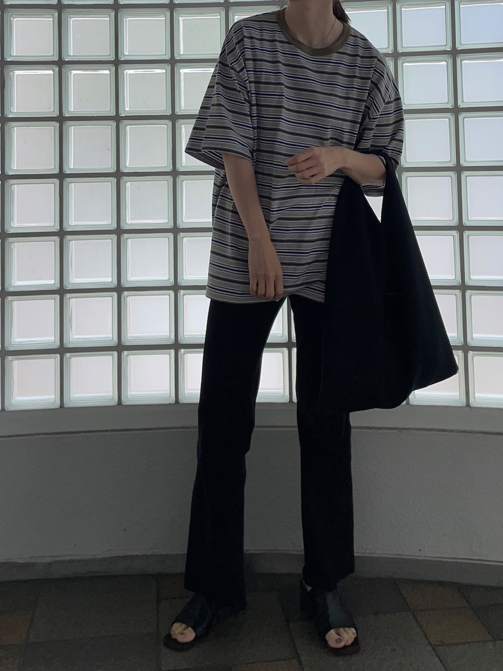 ブラック系のトートバッグ、ブラック系のその他パンツ、ブラック系のサンダルを着用したレディースの夏コーディネートの2枚目の写真