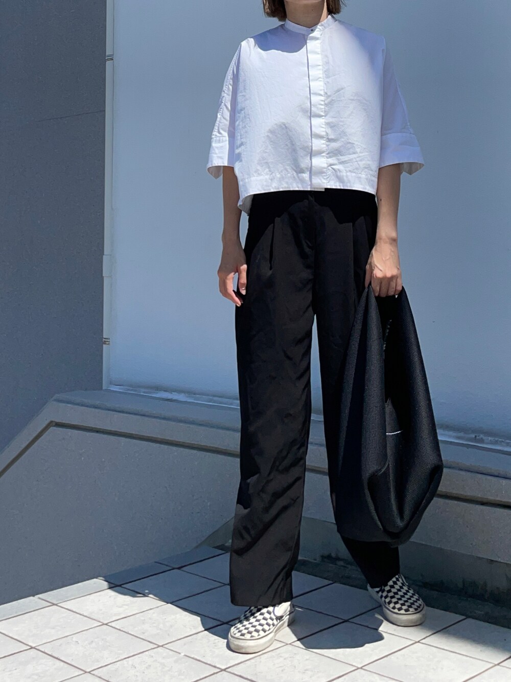 ホワイト系のシャツ/ブラウス、ブラック系のトートバッグ、その他のスニーカーを着用したレディースの秋コーディネートの2枚目の写真