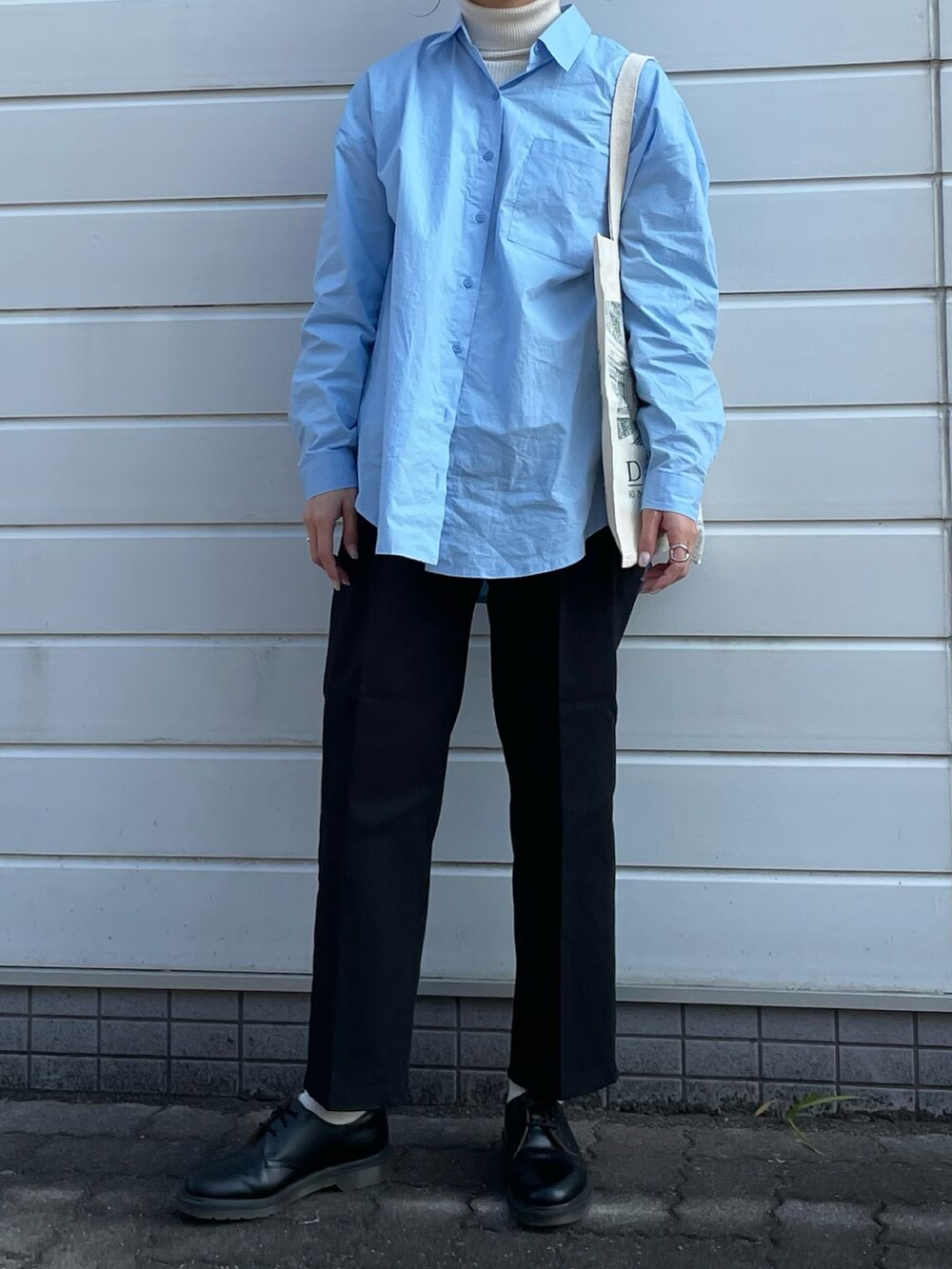 ホワイト系のシャツ/ブラウス、ブラック系のパンツ、ブラック系のドレスシューズを着用したレディースの冬コーディネートの2枚目の写真