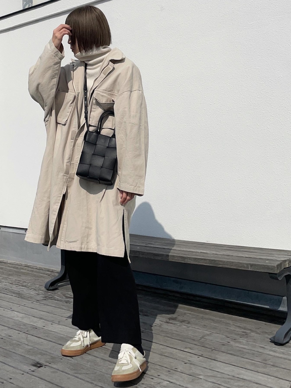 ホワイト系のニット/セーター、ベージュ系のミリタリージャケット、ブラック系のパンツを着用したレディースの冬コーディネートの2枚目の写真