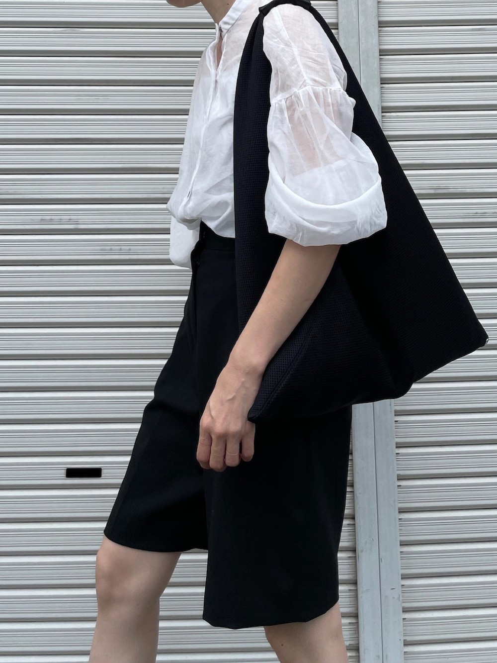 ホワイト系のシャツ/ブラウス、ブラック系のその他パンツ、ブラック系のバッグを着用したレディースの夏コーディネートの5枚目の写真