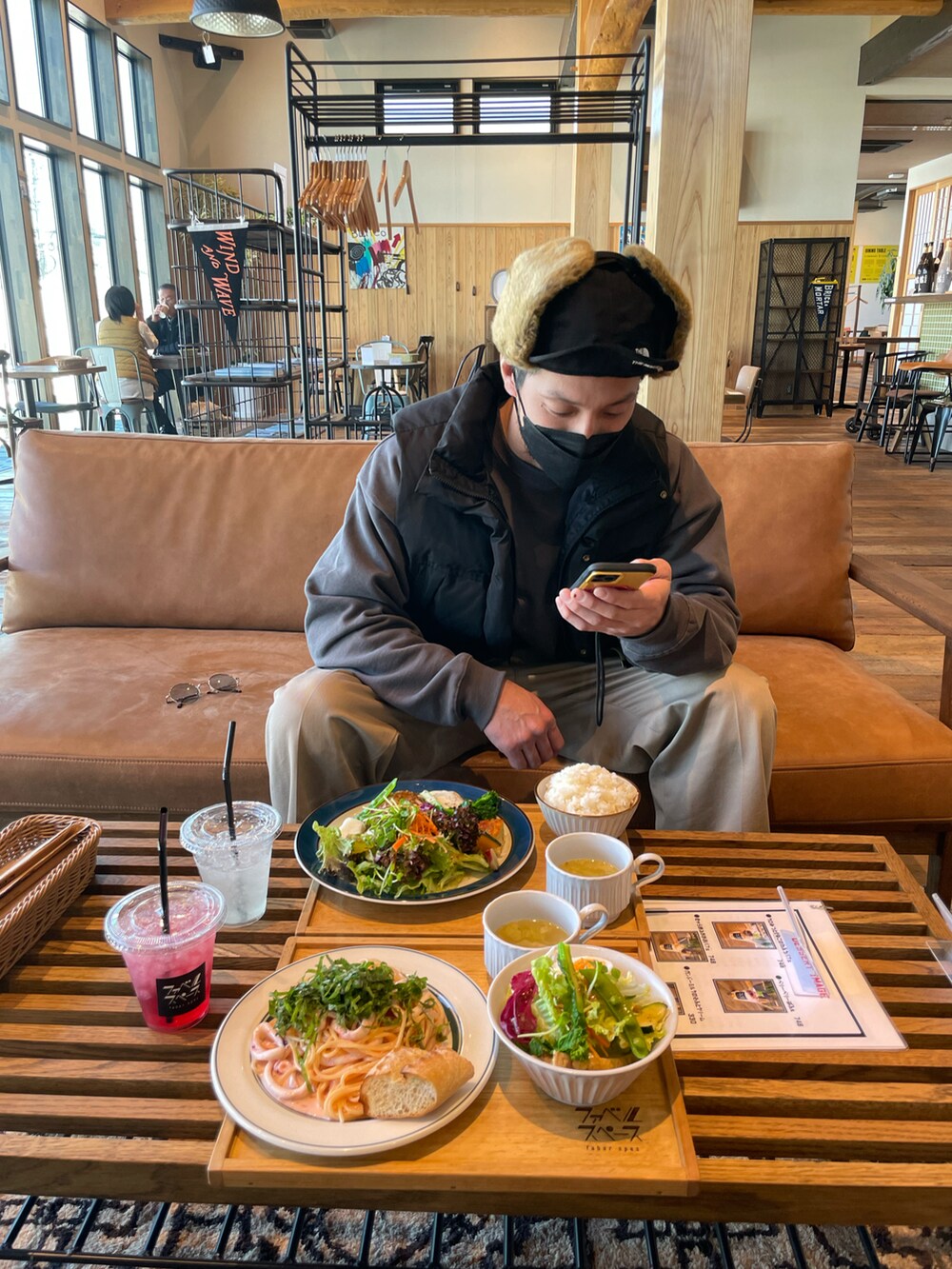 ホワイト系のシャツ/ブラウス、ブラウン系のパンツ、ブラック系のブーツを着用したレディースの春コーディネートの3枚目の写真