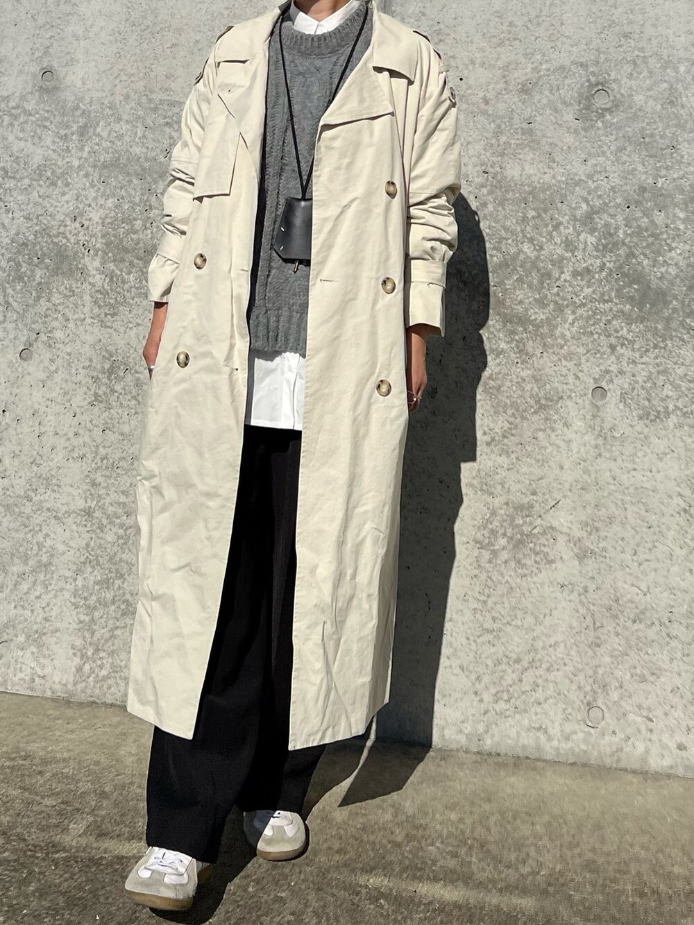 ホワイト系のスニーカー、ベージュ系のシャツ/ブラウス、ブラック系のキーケース/キーアクセサリーを着用したレディースの冬コーディネートの2枚目の写真