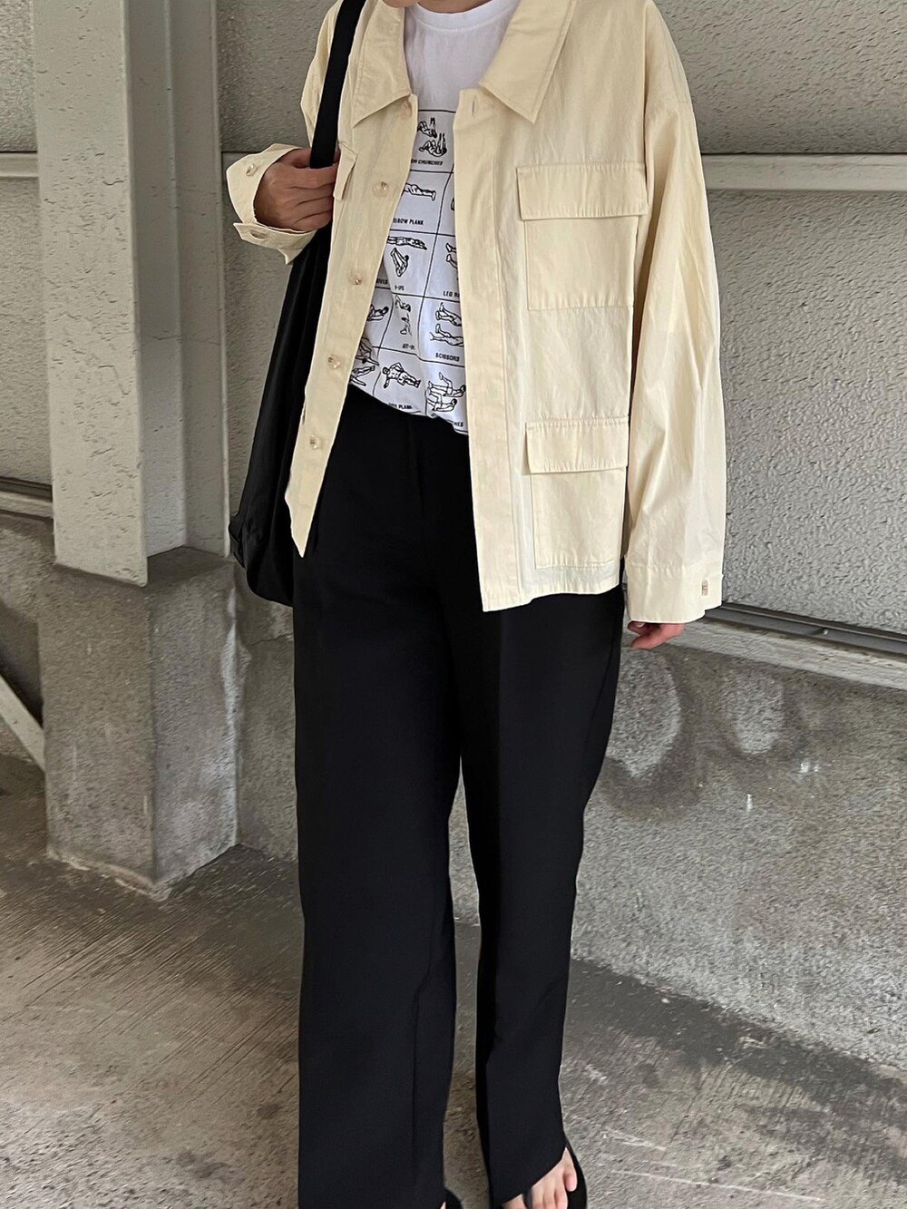 ホワイト系のその他アウター、ブラック系のサンダルを着用したレディースの夏コーディネートの2枚目の写真