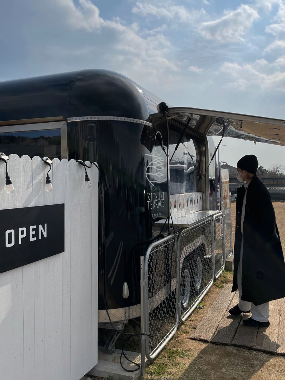 ホワイト系のニット/セーター、ブルー系のデニムパンツ、ブラック系のスニーカーを着用したレディースの冬コーディネートの2枚目の写真