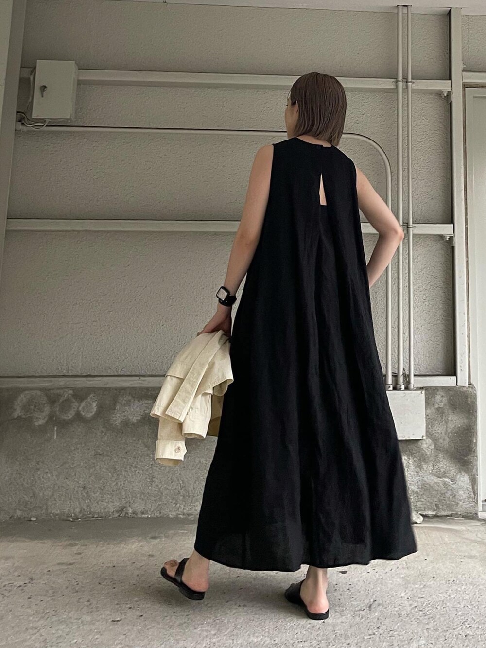 ブラック系のワンピース、グリーン系のその他アウター、ブラック系のサンダルを着用したレディースの夏コーディネートの2枚目の写真