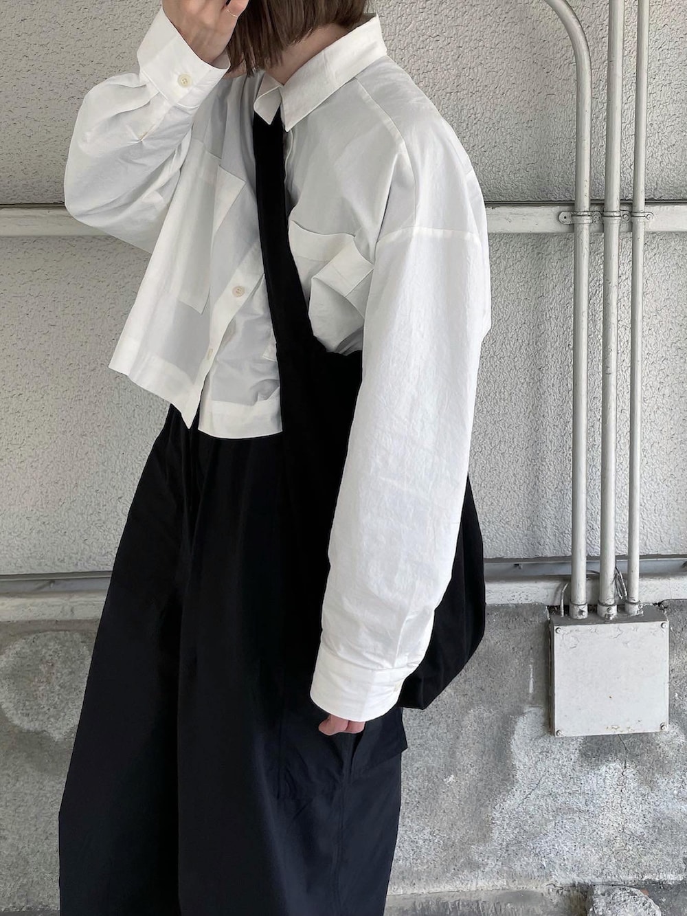 ホワイト系のシャツ/ブラウス、ブラック系のカーゴパンツ、ブラック系のショルダーバッグを着用したレディースの春コーディネートの2枚目の写真