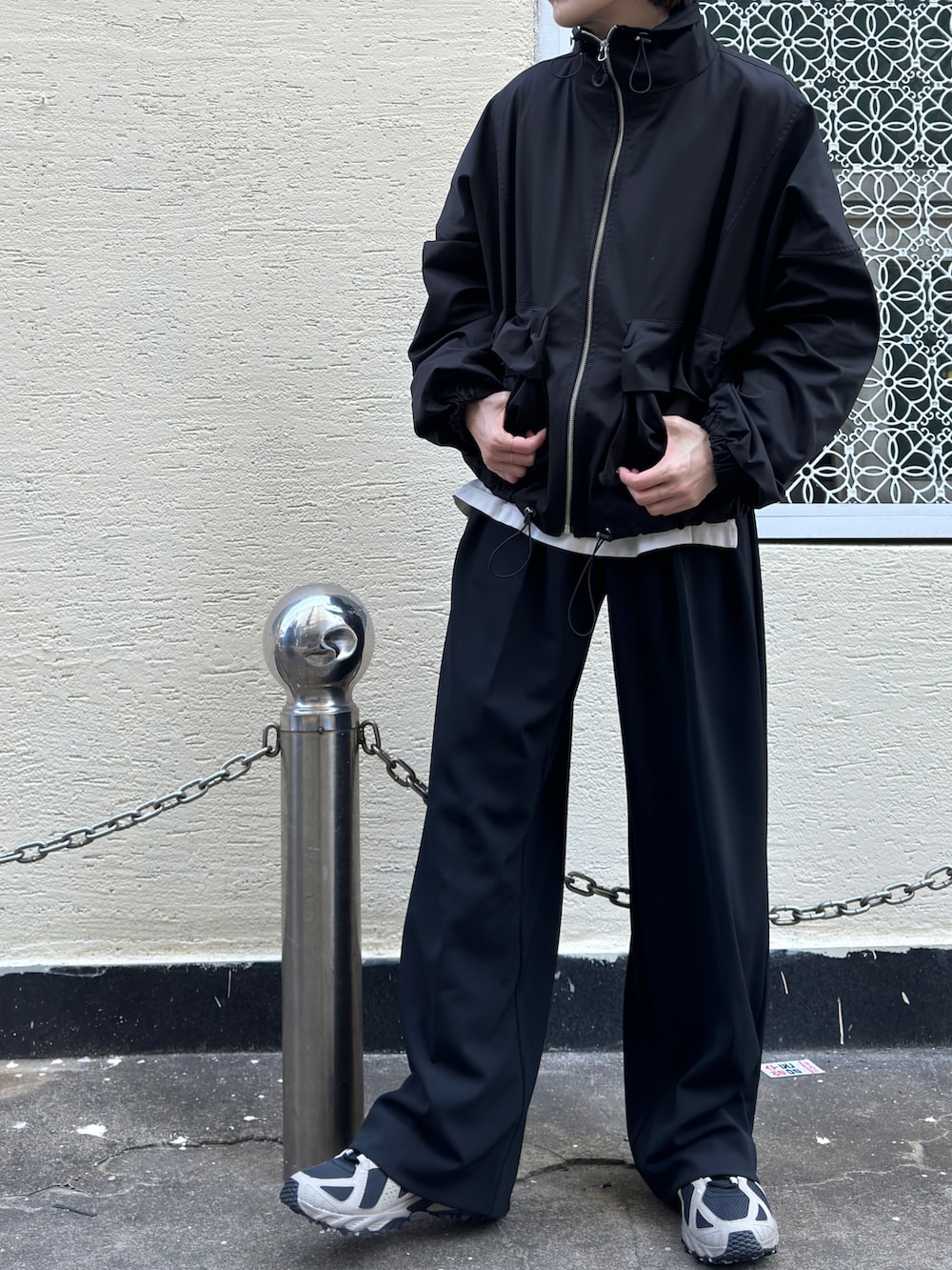 ブラック系のブルゾン、ブラック系のその他パンツ、ベージュ系のスニーカーを着用したレディースの春コーディネートの2枚目の写真