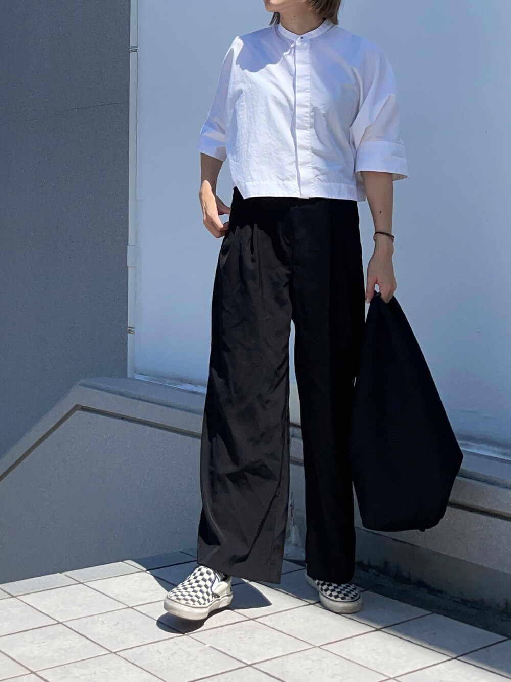 ホワイト系のシャツ/ブラウス、ブラック系のトートバッグ、その他のスニーカーを着用したレディースの秋コーディネートの3枚目の写真