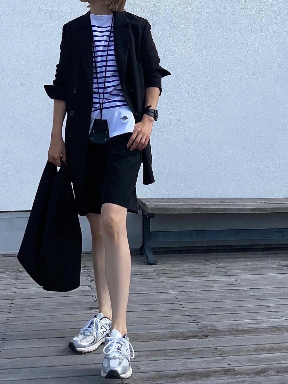 ブラック系のテーラードジャケット、ブラック系のその他パンツ、ブラック系のトートバッグを着用したレディースの秋コーディネートの2枚目の写真