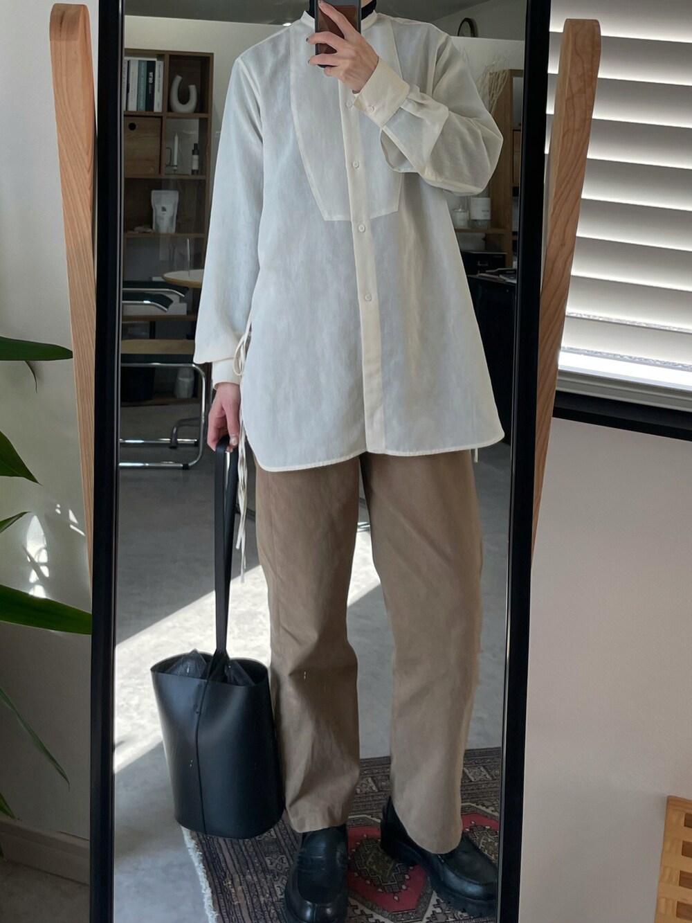 ホワイト系のシャツ/ブラウス、ブラック系のショルダーバッグ、ブラウン系のパンツを着用したレディースの春コーディネートの2枚目の写真