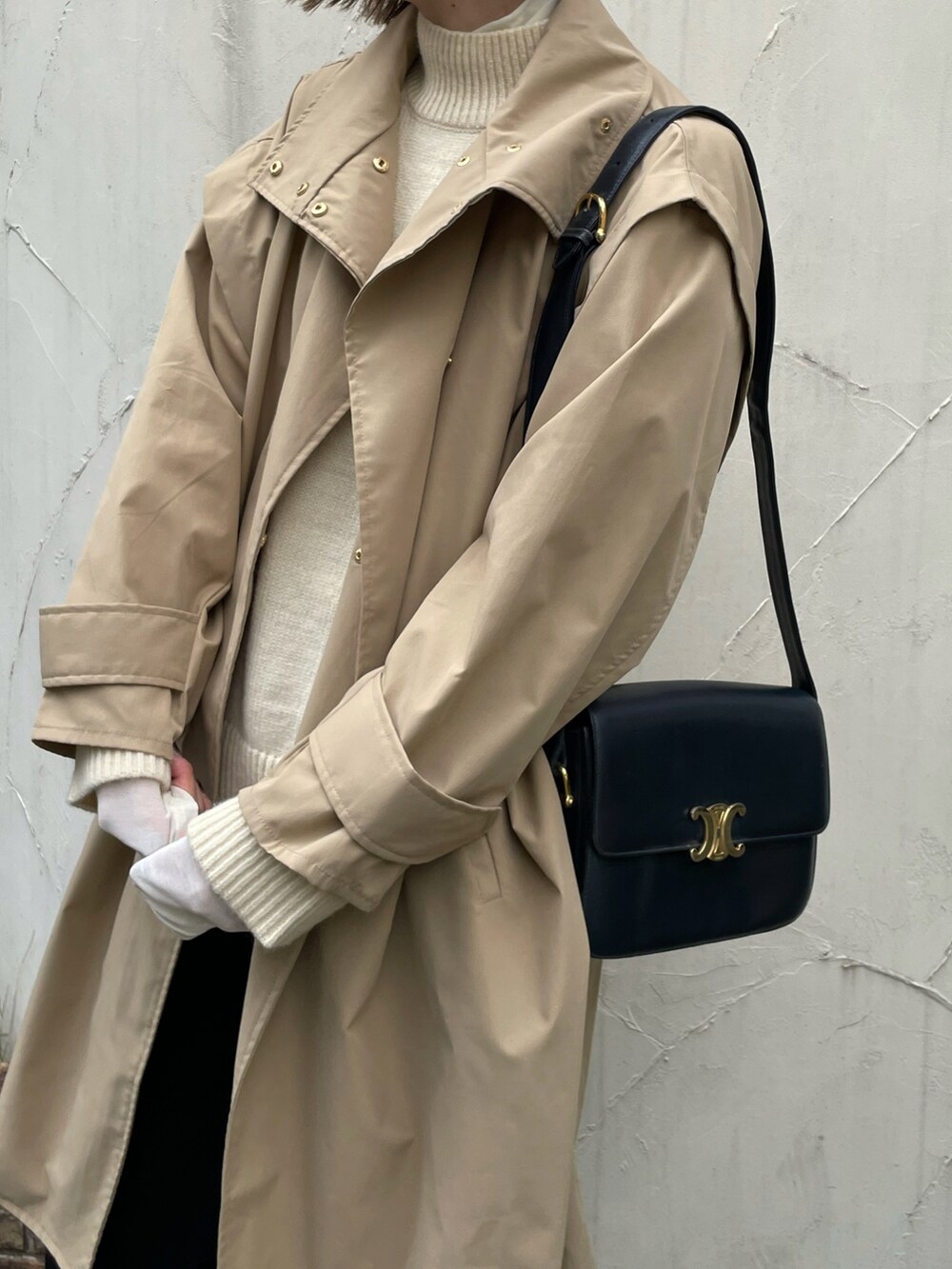 ホワイト系のニット/セーター、ベージュ系のモッズコート、ブラック系のブーツを着用したレディースの秋コーディネートの2枚目の写真