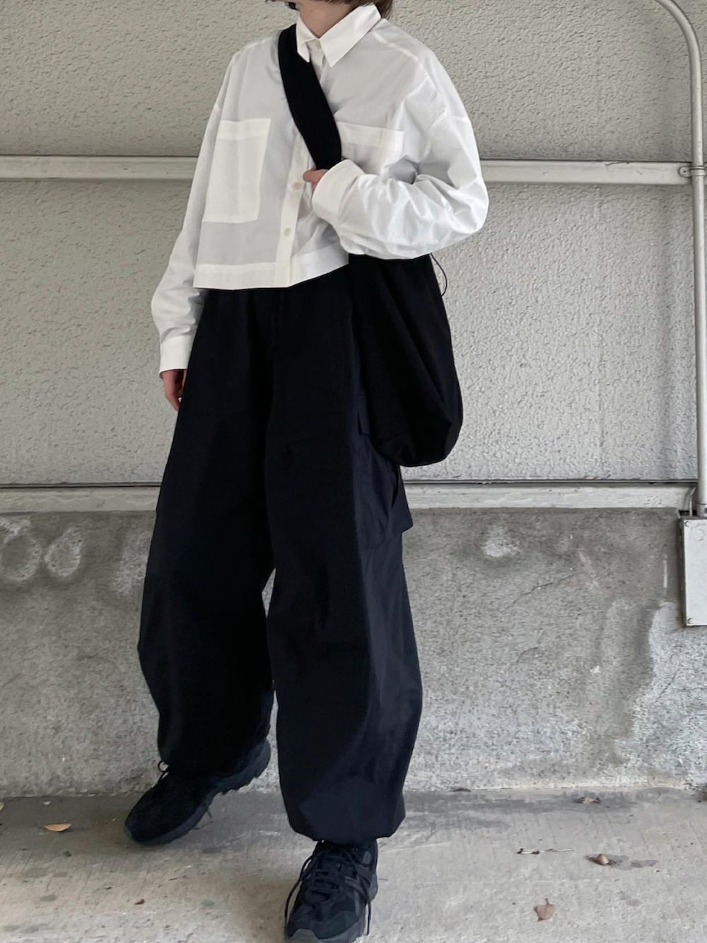 ホワイト系のシャツ/ブラウス、ブラック系のカーゴパンツ、ブラック系のショルダーバッグを着用したレディースの春コーディネートの3枚目の写真