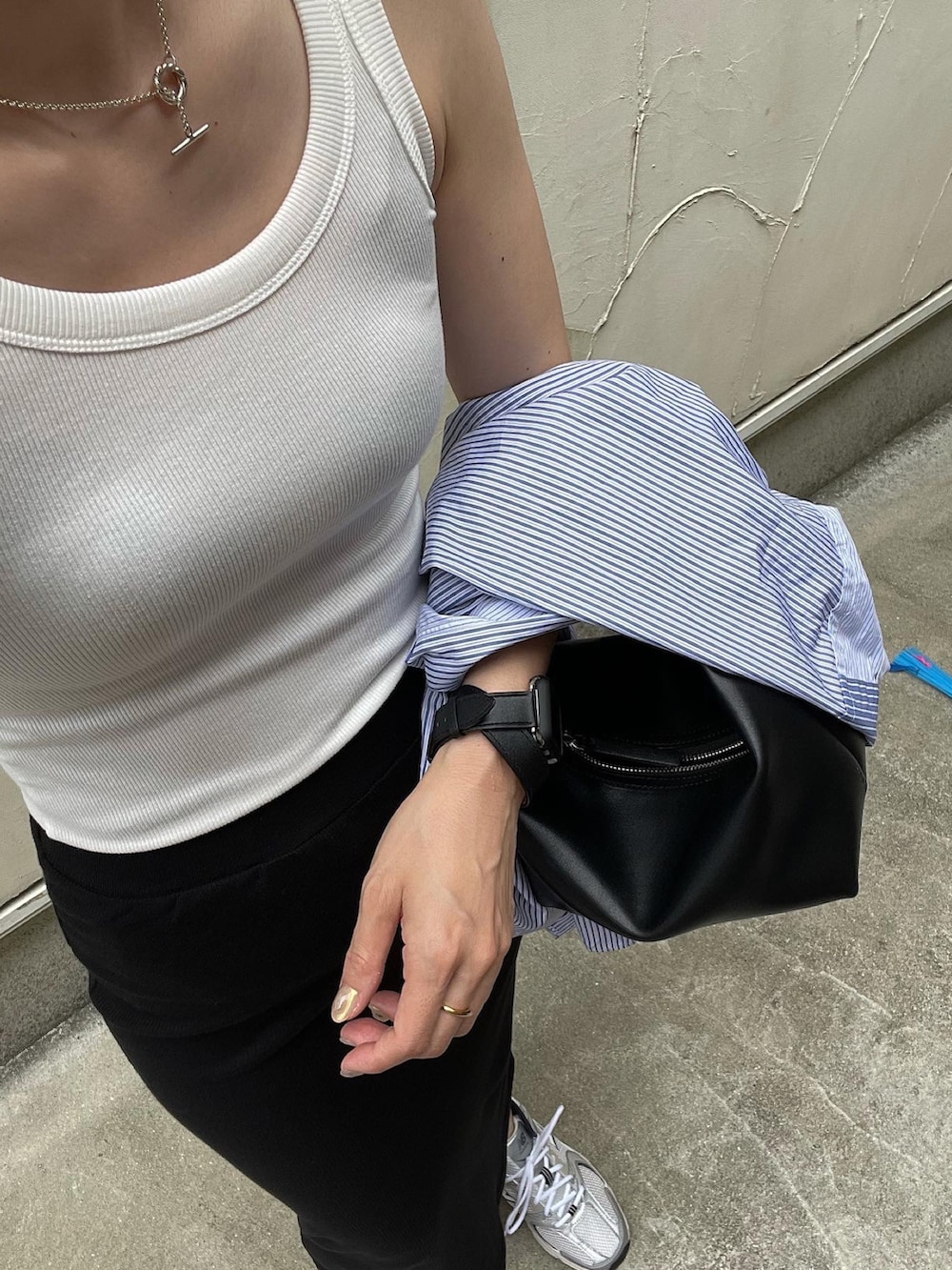 ホワイト系のタンクトップ、ブルー系のシャツ/ブラウス、ブラック系のスカートを着用したレディースの夏コーディネートの2枚目の写真