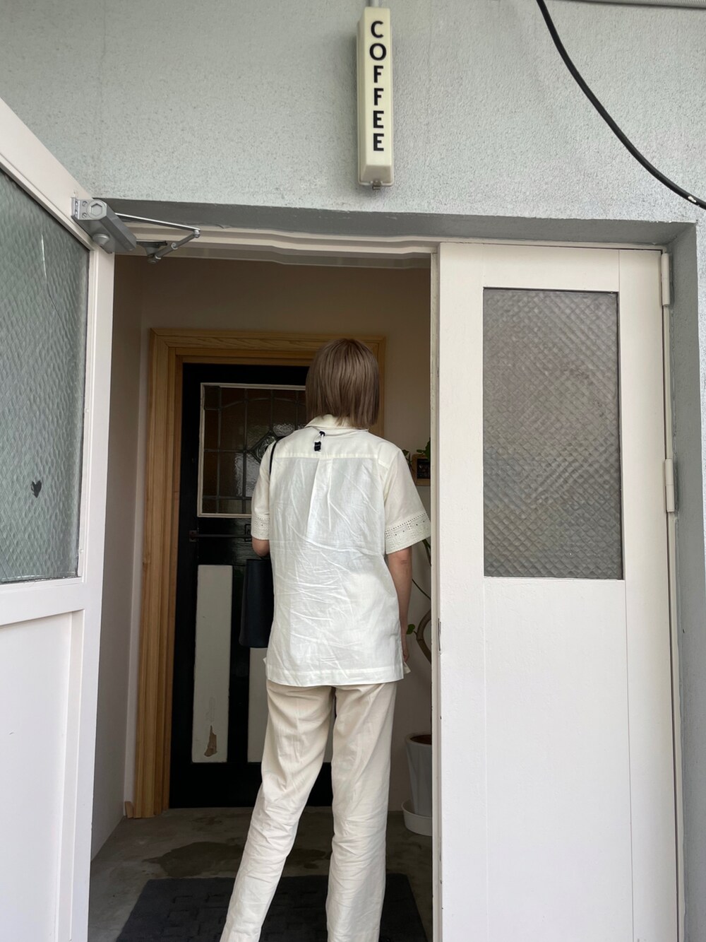 「休日コーデ、夏コーデ、パンツスタイル、ラフ、ワントーンコーデ、モノトーンコーデ、グルカサンダル」|「MOUSSYのOVERSIZED CUBA シャツ(シャツ/ブラウス、ホワイト系)」を使った、cota_raさん(レディース・169cm)の夏コーディネートの2枚目の写真