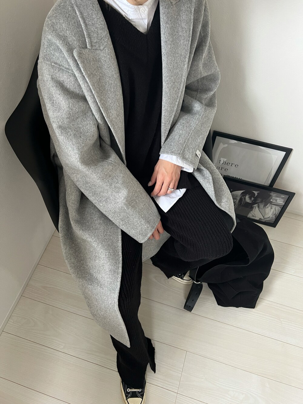 グレー系のジャケット/アウター、ホワイト系のシャツ/ブラウス、ブラック系のバッグを着用したレディースの冬コーディネートの2枚目の写真