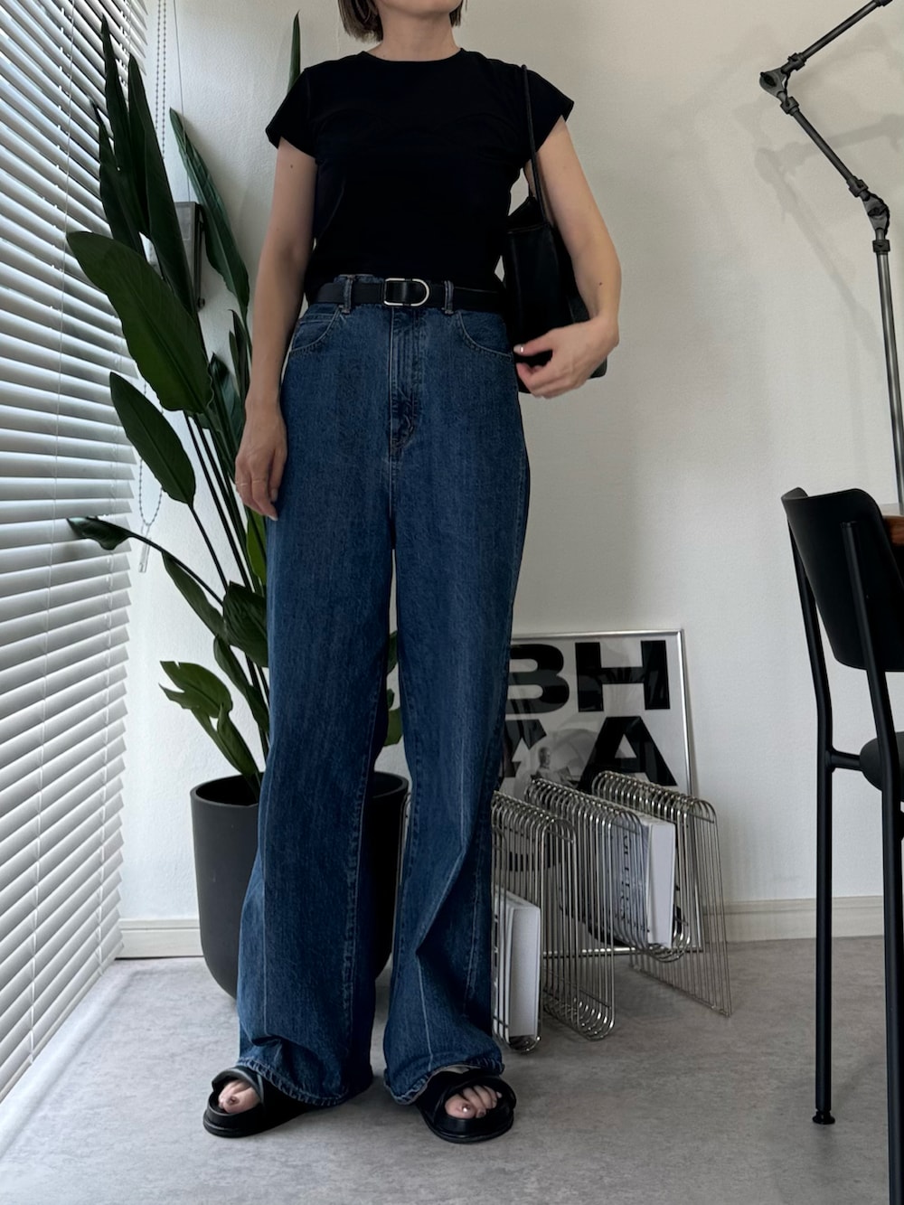 ブルー系のデニムパンツ、ホワイト系のTシャツ/カットソー、ブラック系のバッグを着用したレディースの夏コーディネートの3枚目の写真