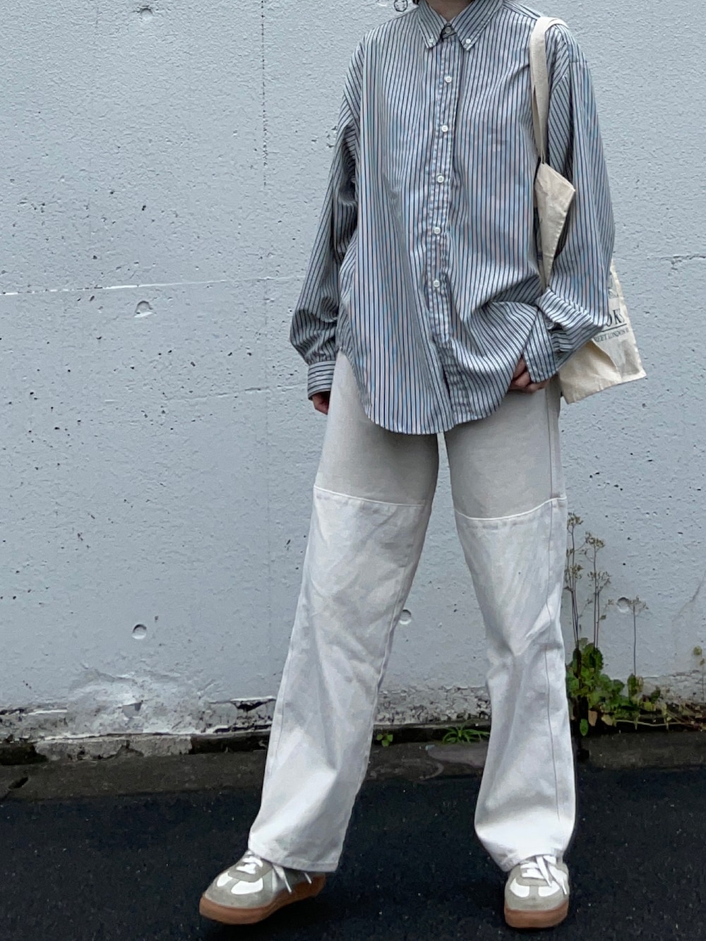 グリーン系のシャツ/ブラウス、ベージュ系のその他パンツ、ホワイト系のスニーカーを着用したレディースの春コーディネートの2枚目の写真