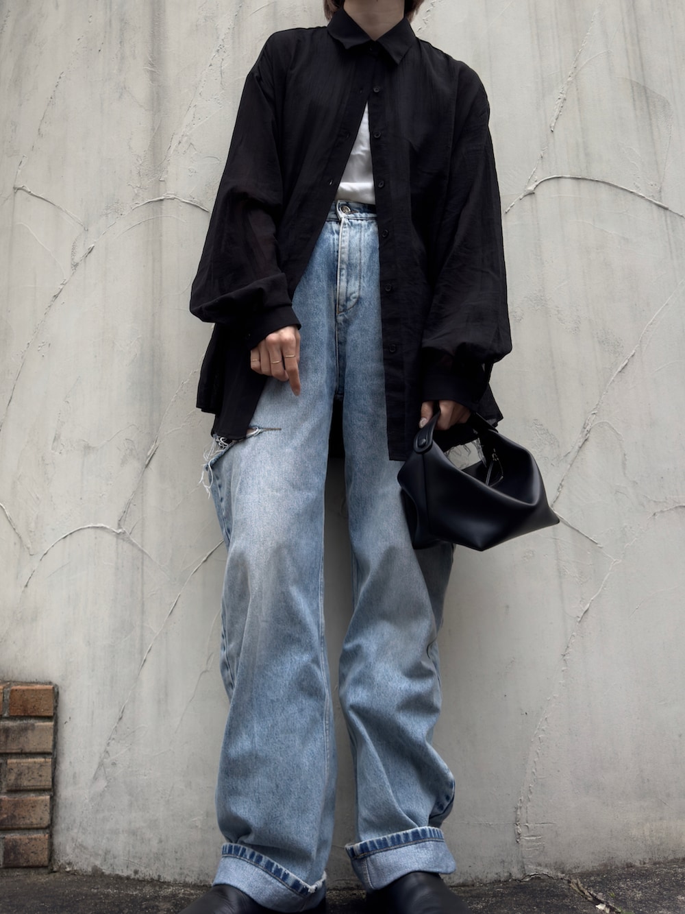 ブラック系のシャツ/ブラウス、ブルー系のデニムパンツ、ブラック系のスリッポンを着用したレディースの夏コーディネートの2枚目の写真