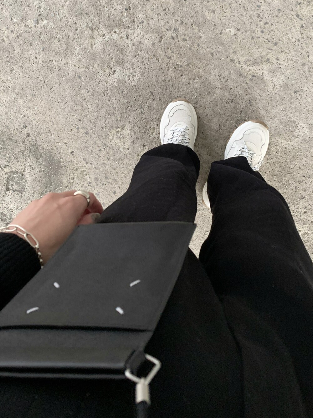 ブラック系のTシャツ/カットソー、ブラック系のジャケット/アウター、ブラック系のショルダーバッグを着用したレディースの冬コーディネートの2枚目の写真