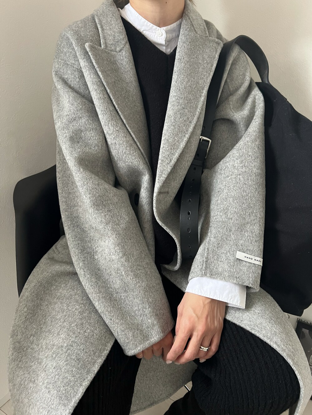 グレー系のジャケット/アウター、ホワイト系のシャツ/ブラウス、ブラック系のバッグを着用したレディースの冬コーディネートの4枚目の写真