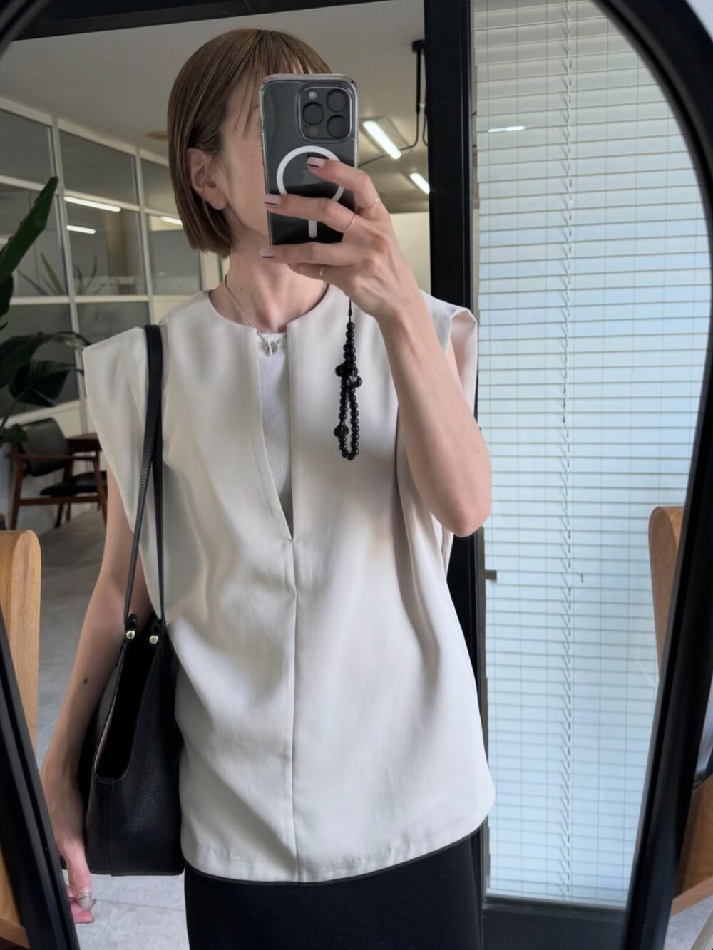 ホワイト系のTシャツ/カットソー、ブラック系のスカート、ブラック系のサンダルを着用したレディースの夏コーディネートの2枚目の写真