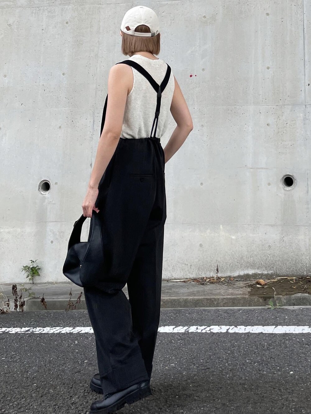 ベージュ系のタンクトップ、グレー系のその他パンツ、ブラック系のバッグを着用したレディースの秋コーディネートの2枚目の写真