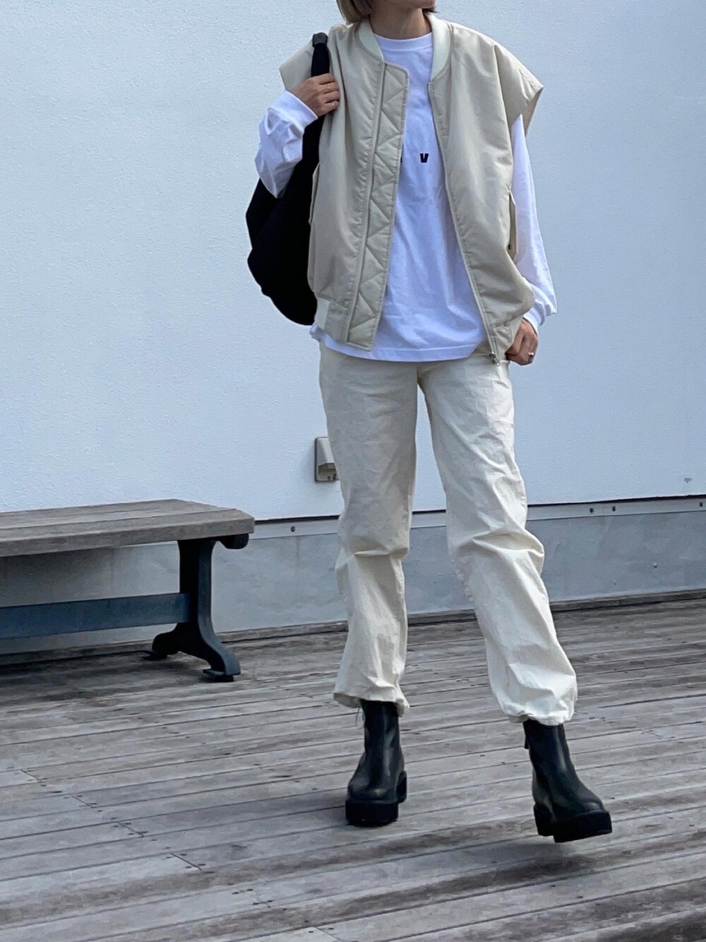 ホワイト系のTシャツ/カットソー、ホワイト系のダウンベスト、ホワイト系のその他パンツを着用したレディースの秋コーディネートの2枚目の写真