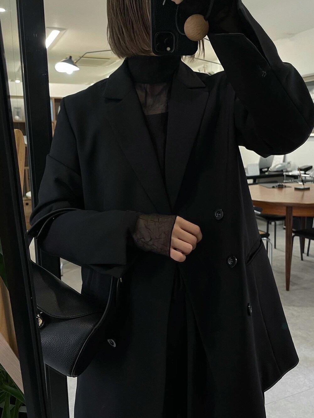 ブラック系のシャツ/ブラウス、ブラック系のカーゴパンツ、ブラック系のサンダルを着用したレディースの春コーディネートの3枚目の写真