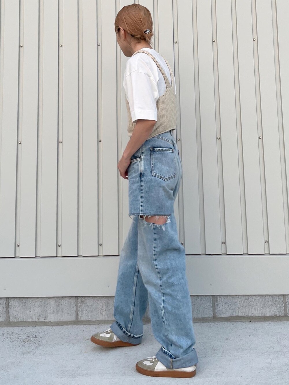 ホワイト系のTシャツ/カットソー、ホワイト系のベスト、ブルー系のデニムパンツを着用したレディースの夏コーディネートの2枚目の写真