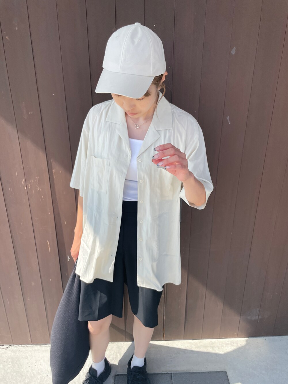 ベージュ系のシャツ/ブラウス、ホワイト系のキャミソール、ブラック系のその他パンツを着用したレディースの夏コーディネートの3枚目の写真