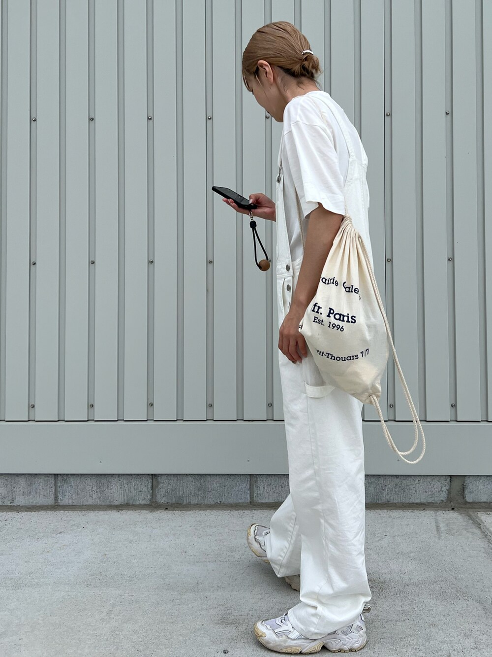 ホワイト系のTシャツ/カットソー、ホワイト系のサロペット/オーバーオール、ホワイト系のスニーカーを着用したレディースの夏コーディネートの3枚目の写真