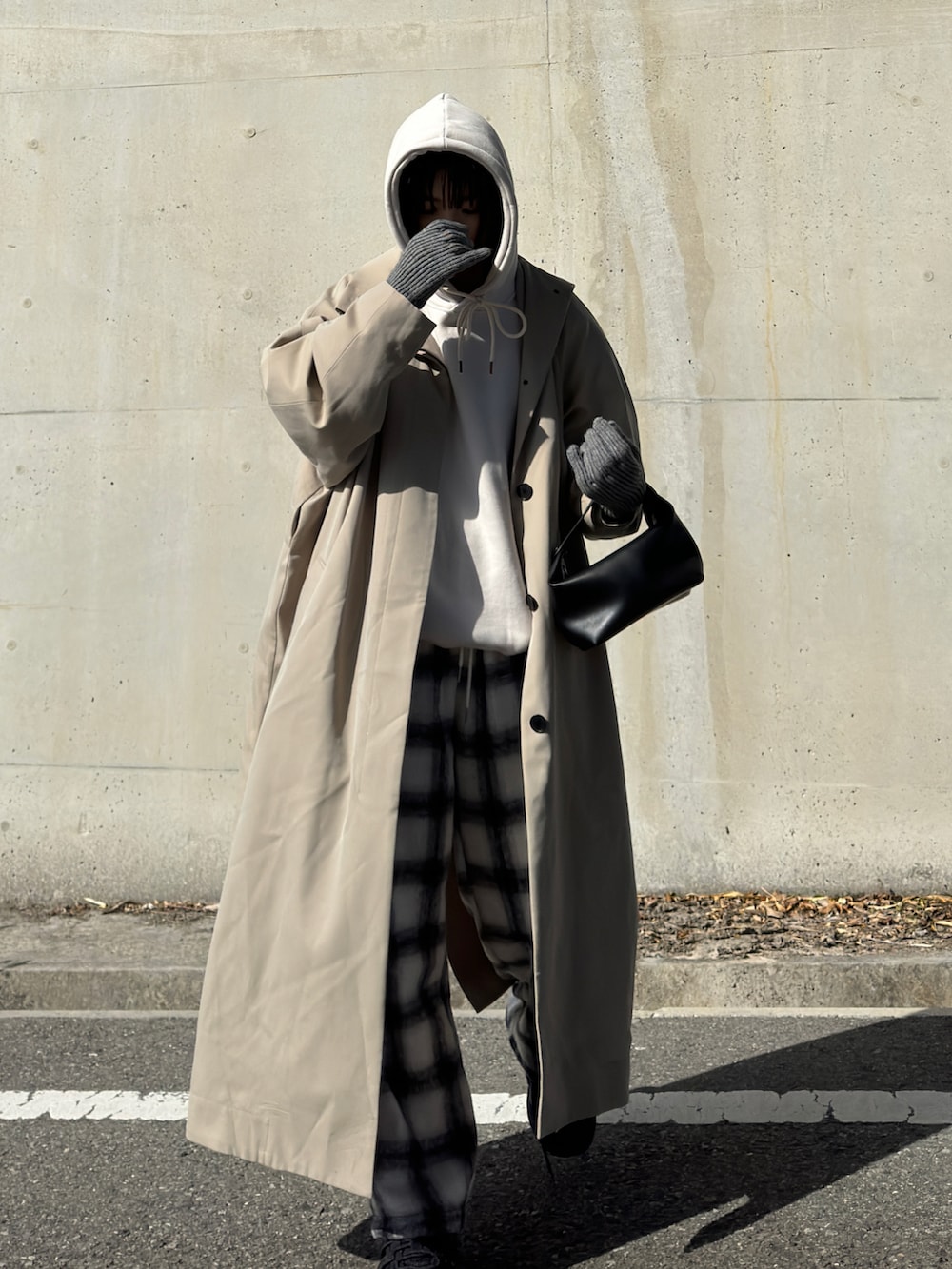 ホワイト系のその他パンツ、ブラック系のスニーカー、ベージュ系のトレンチコートを着用したレディースの冬コーディネートの3枚目の写真