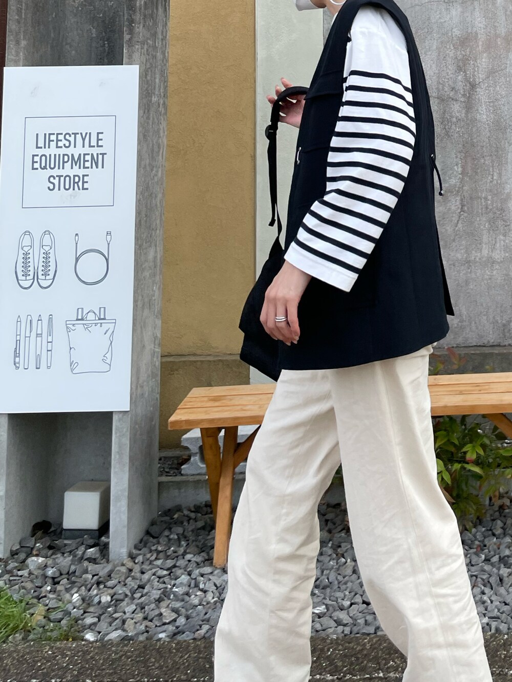 ブルー系のTシャツ/カットソー、ブラック系のベスト、ベージュ系のその他パンツを着用したレディースの春コーディネートの2枚目の写真