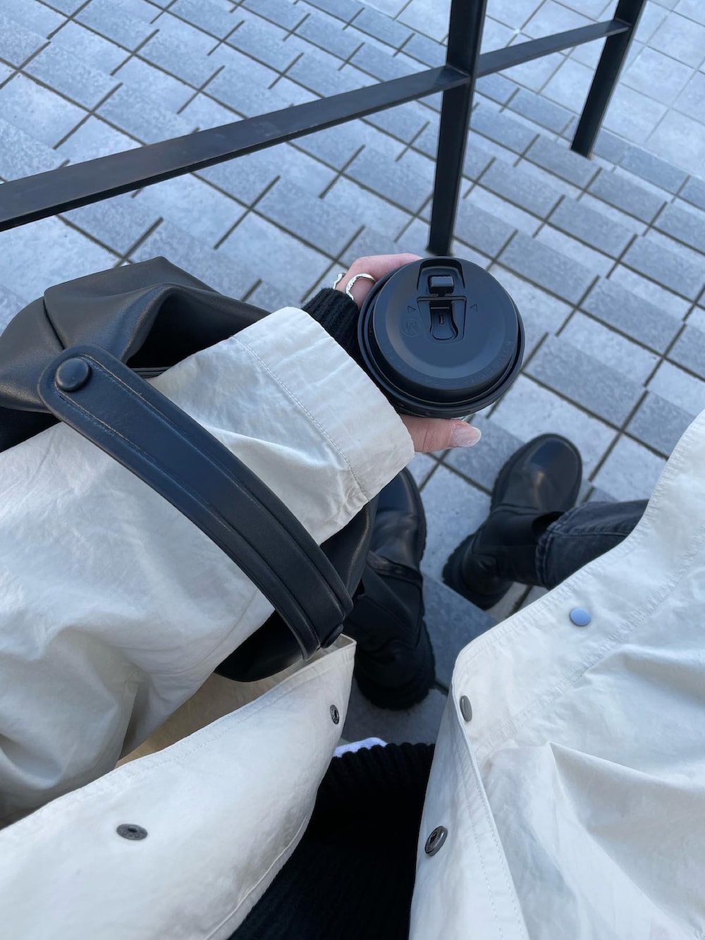 ブラック系のニット/セーター、ブラック系のその他パンツ、ブラック系のブーツを着用したレディースの冬コーディネートの2枚目の写真