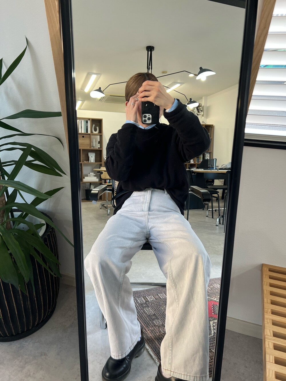 ブルー系のデニムパンツ、ブラック系のドレスシューズ、ホワイト系のシャツ/ブラウスを着用したレディースの冬コーディネートの2枚目の写真