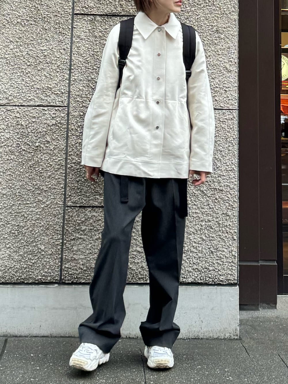 ホワイト系のテーラードジャケット、グレー系のその他パンツ、ホワイト系のスニーカーを着用したレディースの春コーディネートの2枚目の写真