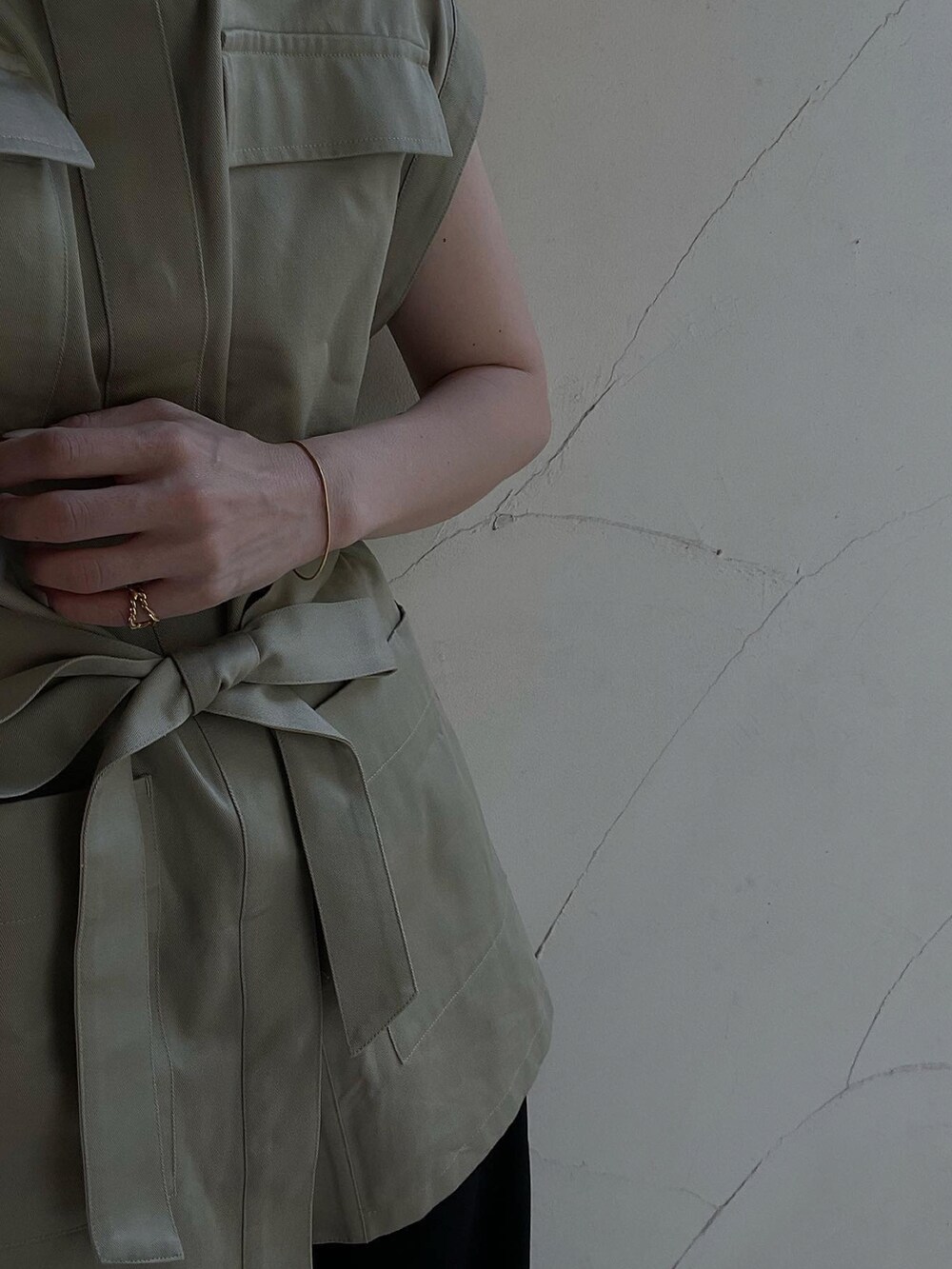 グリーン系のその他アウター、ブラック系のバッグ、ブラック系のサンダルを着用したレディースの夏コーディネートの3枚目の写真