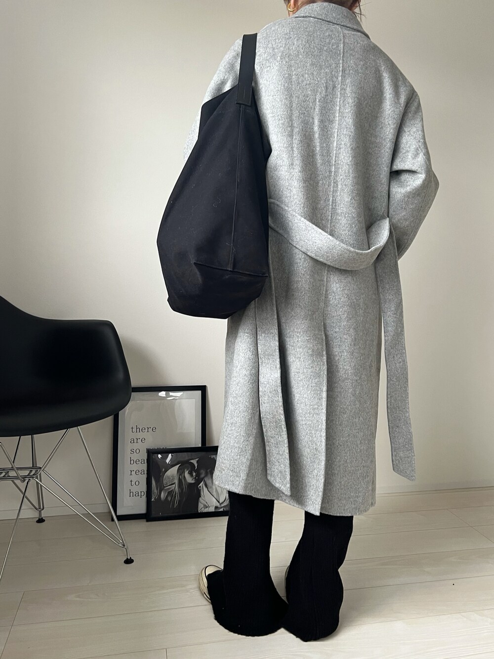 グレー系のジャケット/アウター、ホワイト系のシャツ/ブラウス、ブラック系のバッグを着用したレディースの冬コーディネートの5枚目の写真