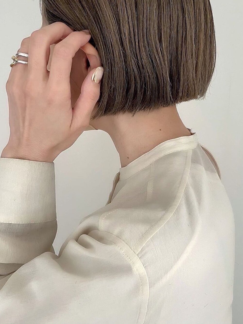 ホワイト系のシャツ/ブラウスを着用したレディースの春コーディネートの3枚目の写真