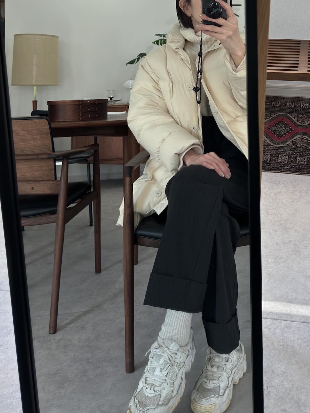 ホワイト系のダウンジャケット/コート、グレー系のその他パンツ、ホワイト系のスニーカーを着用したレディースの冬コーディネートの2枚目の写真