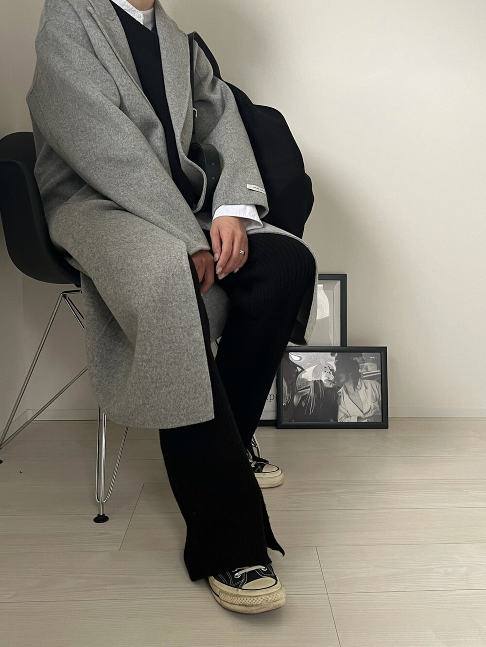 グレー系のジャケット/アウター、ホワイト系のシャツ/ブラウス、ブラック系のバッグを着用したレディースの冬コーディネートの3枚目の写真