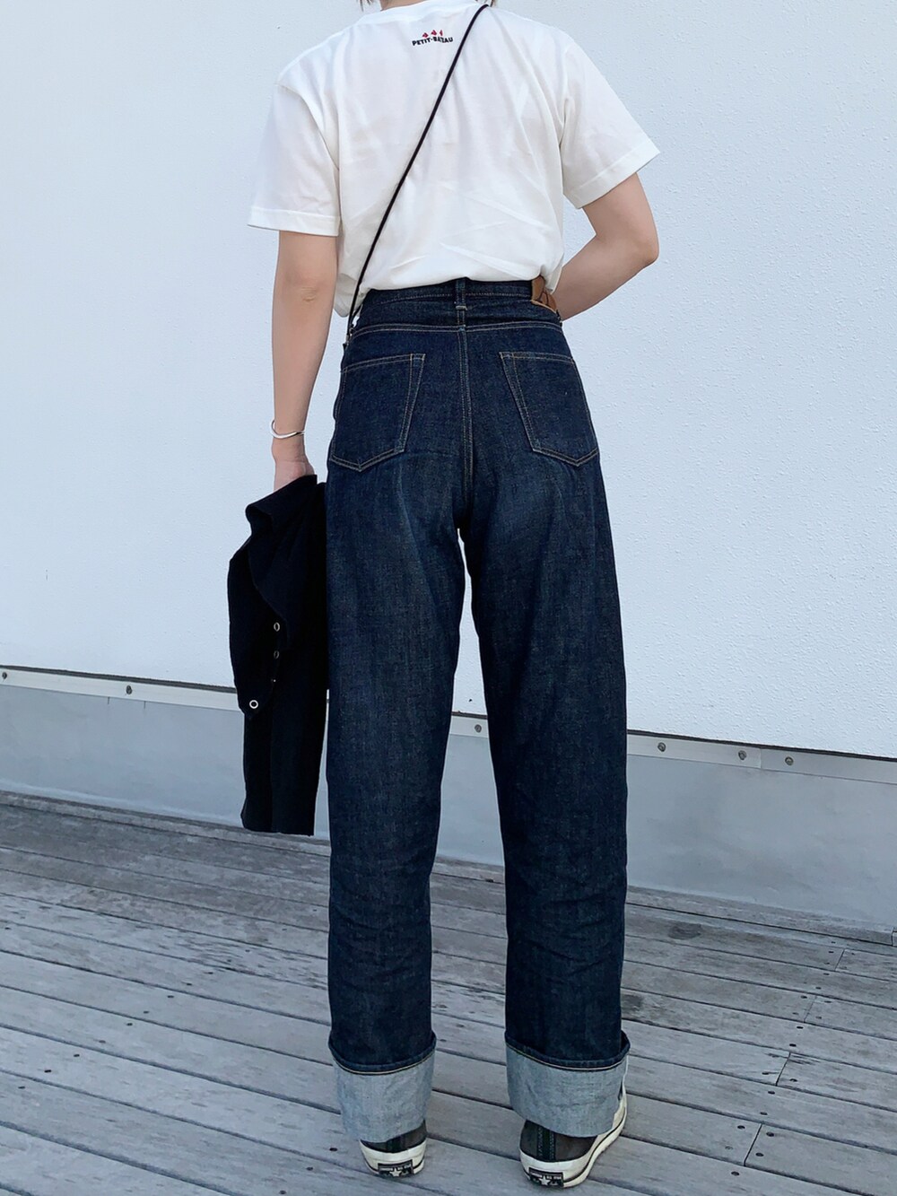 ホワイト系のTシャツ/カットソー、ブラック系のカーディガン/ボレロ、ブラック系のショルダーバッグを着用したレディースの夏コーディネートの2枚目の写真