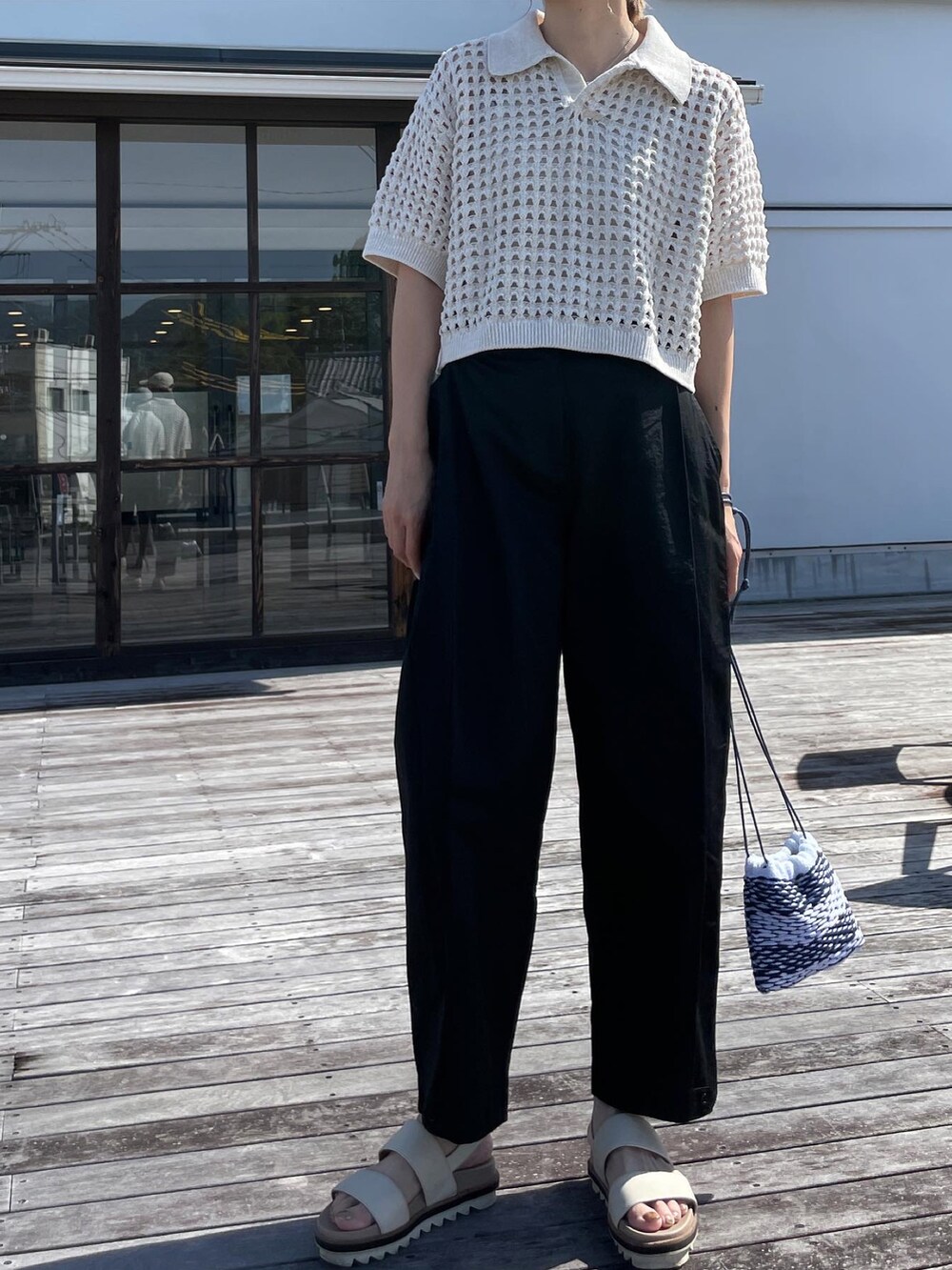 ホワイト系のトップス、ブラック系のその他パンツ、ブラック系のトートバッグを着用したレディースの夏コーディネートの3枚目の写真