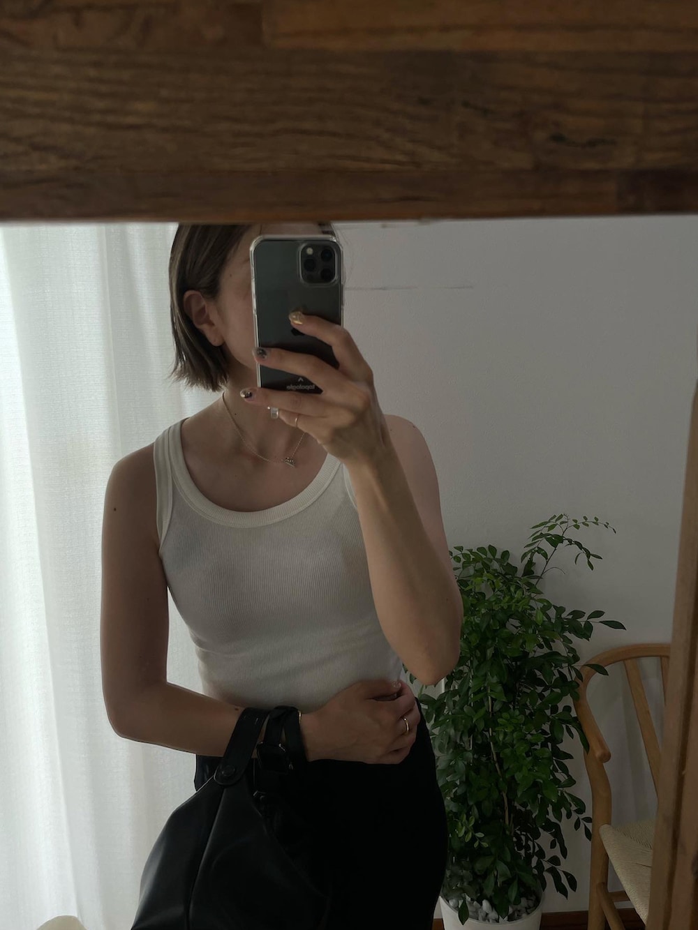 ホワイト系のタンクトップ、ブルー系のシャツ/ブラウス、ブラック系のスカートを着用したレディースの夏コーディネートの3枚目の写真